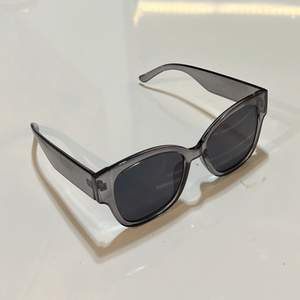 Säljer dessa chimi liknande solglasögon i en grå färg 💕🫶🏼 Ej kommit till användning så de är i fint skick!