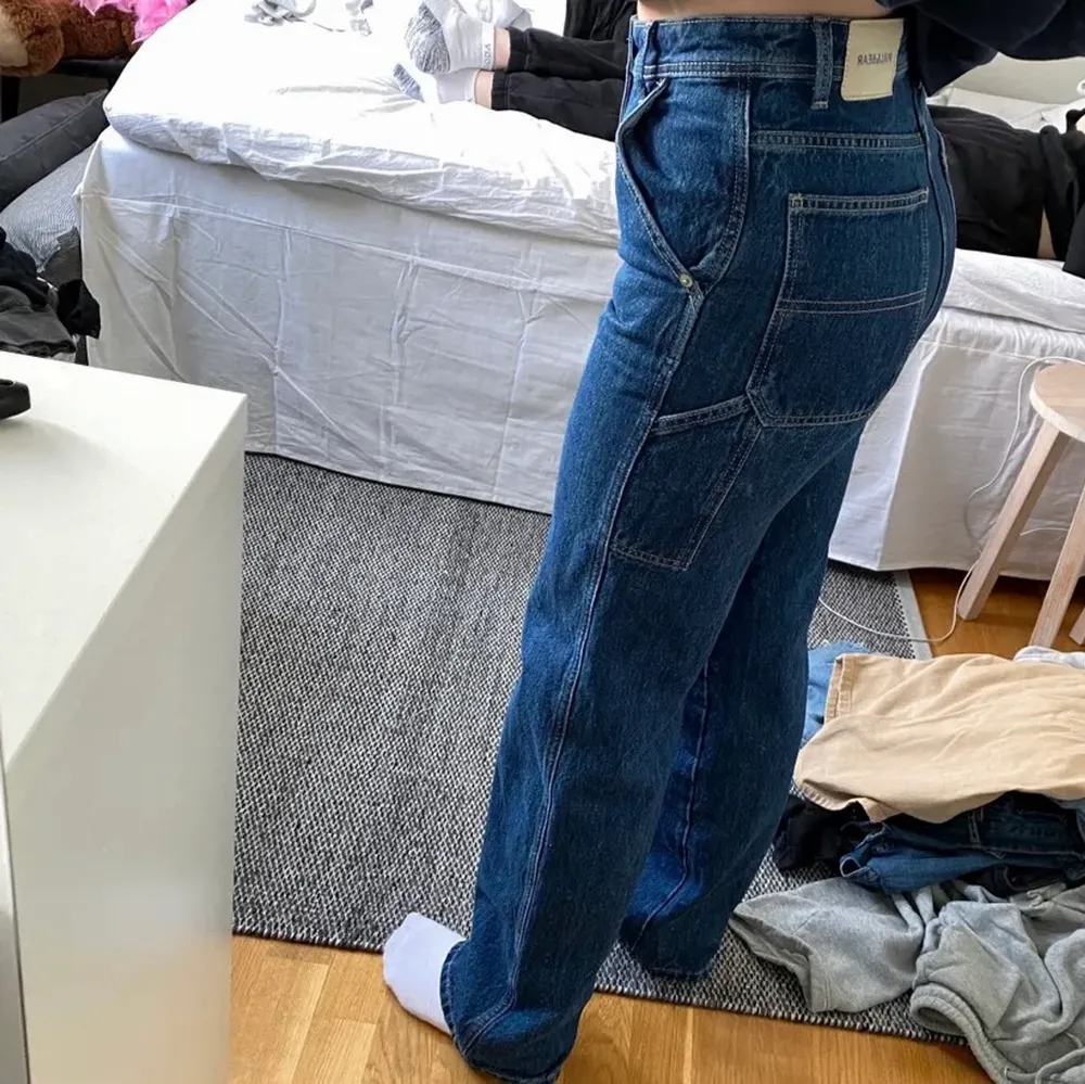 Säljer dessa slutsålda jeans från Pull&bear då dom tyvärr sitter lite tidigt på mig☺️ Jag är 163 cm och jeansen är i strl 34. Jeans & Byxor.