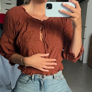 Blus - Blus i storlek small 🤎 möts eller skickar!
