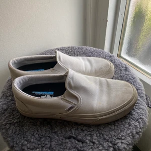 Vita låga vans  - Säljer dessa somriga vita låga vans. Säljer för 150 kronor🤍