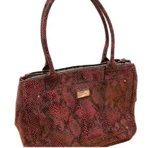 Rosa handväska med fejk ormskinn och leopard mönster. Stor och många fickor💞