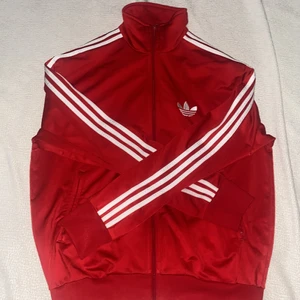 Adidas kofta  - Röd adidas kofta med fickor. Använd några gånger.