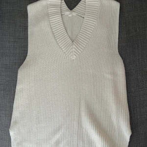 Stickad vit väst - En stockat vit väst från hm. Köpte våren 2021 och använd bara 1 gång. I storlek S men är lite oversized. Den är i bra skick! Du står för frakt. Du 
