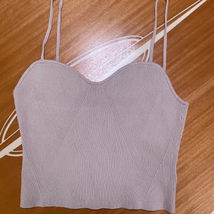 Tubtopp - Köpte den för att klippa banden och göra den till en tubtopp men den va för stor när jag fick hem den så säljer den istället. Vet ej frakten än. 🤍