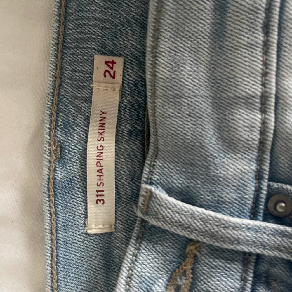 Säljer mina Levis jeans. Fint skick! Storlek W24 L32. 🤗. Jeans & Byxor.
