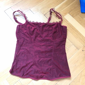 Fest linne - Säljer detta röda linnet eftersom jag aldrig använder det längre. Storleken passar mig som är xs men kan passa upp till en m! Färgen syns bäst i första bilden. Skriv vid frågor osv :) 