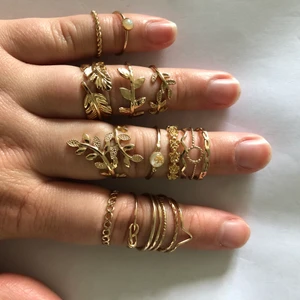 15st guldringar från H&M  - Guldfärgade ringar från H&M. Aldrig använda förutom för att pröva + ta bilden till annonsen.   Betalas gärna med swish 