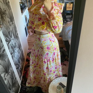 Somrig kjol GinaTricot  - Kjol från Maja Nilsson Lindelöfs kollektion med GinaTricot! Notera att jag säljer delarna var för sig. Den är i storlek 42 och har aldrig använts pga för stor för mig. ☺️