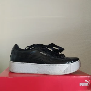 Svarta Puma-sneakers - Svarta skimriga Puma-sneakers i strl 40 (25,5 cm), bra skick men tecken på användning finns därav lågt pris. Passar mig med strl 38-39. Skön softfoam-sula, fina snören/band. Kartong medföljer, och frakt tillkommer. Finns fler bilder!