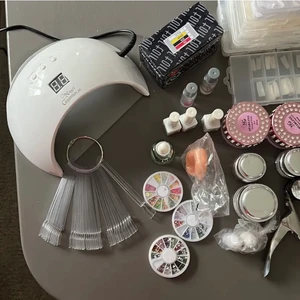 Nagelkit gelénaglar <3 - Säljer allt som behövs för att göra gelénaglar hemma. Allt är super bra skick, några geler är använda men de andra är fulla. Allt är från nagelgiganten. Frakten ligger på 150kr. Vid snabb affär går pris att diskutera❣️