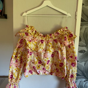 Topp från GinaTricot - En superfin topp i storlek 40! Är från Maja Nilsson Lindelöfs kollektion med GinaTricot. Aldrig använd. 🌸