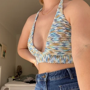 Virkad topp - Virkade själv den här toppen för ett par månader sedan och säljer den nu då den blev lite stor. 100%bommul så den är super mjuk och skön. Ganska tjock också så man ser inget igenom. Aldrig använd😁 jag är 160cm och har ca C-kupa. 