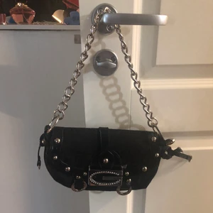 Svart väska - Riktigt snygg och i bra skick, påminner om en guess väska ☺️