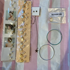 Ett pack med smycken  - Här är ett pack med 6 smycken som jag säljer! Två armband, ett stjärnhalsband, ett par stjärn örhängen, ett sido knips örhänge, och två hår utsmyckningar! Inget av dessa är använda! Köpt från Shein. Skriv till mig om ni vill ha fler bilder på smyckerna!