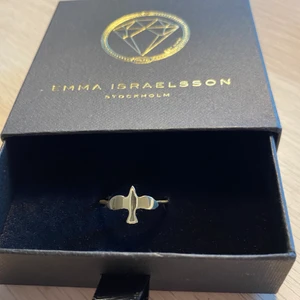 Emma Israelson Dove ring - Hej! jag säljer min emma israelson ”dove” ring i gulsförgylld mässing då den är för stor. Använd ett fåtal gånger och syns på den att den är använd. Inga stora eller djupa repor osv, bara små repor. Helt äkta, storlek 19. Nypris 995kr, pris diskuteras💕💕