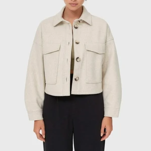 Stradivarius jacka - Den korta jacka/kappa som passar till vår/höst säljer jag då den inte kommer till användning. Den är true to size. Helt i nyskick. Nypris: 400 kr