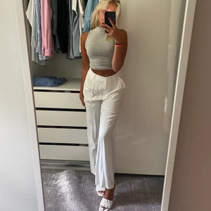 Linne polotröja  - Jätteskön  grå polo utan ärmar! 💕 jättefin att ha till både fest och vardag sommar som vinter, väldigt stretchig och polon är inte obekvämt tight💕