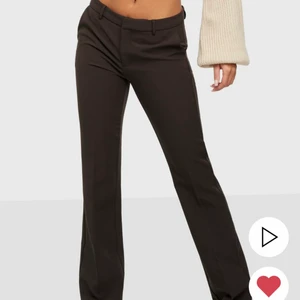 Kostymbyxor - Säljer mina (gröna) neo noir Cassi F pants, de är tyvärr försmå för mig i låren, slutsålda i de mindre storlekarna, nypris 699, köpta i våras