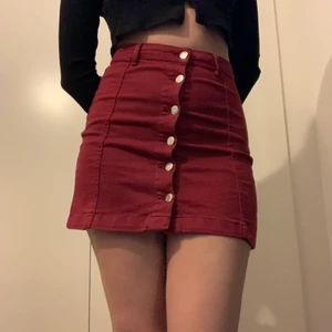 Jeanskjol  - Snygg jeanskjol som knappt är använd då den sitter lite trångt på mig (s/m), sitter nog perfekt på en xs/s!