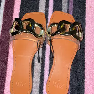 Jag köpte de här sandaler från zara och de var inte min storlek och jag han inte byta de. Därför vill jag sälja. Original pris 399.
