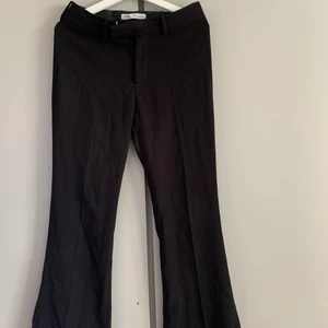 Svarta kostymbyxor - Storlek 36, går över anklarna på en person som är 174cm.