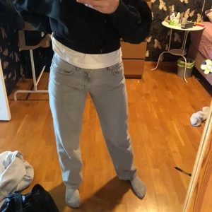 ginatricot low waist petite jeans - nu säljer jag mina älskade low waist jeans ifrån gina som tyvärr inte är min stil längre. storlek 38 och jag är 162cm. Dem är perfekt i längden för mig. innerbenssömmen är 75cm. dem är staright leg. köpta för 499kr men säljer för 300kr❤️ skriv om frågor💕💞💝