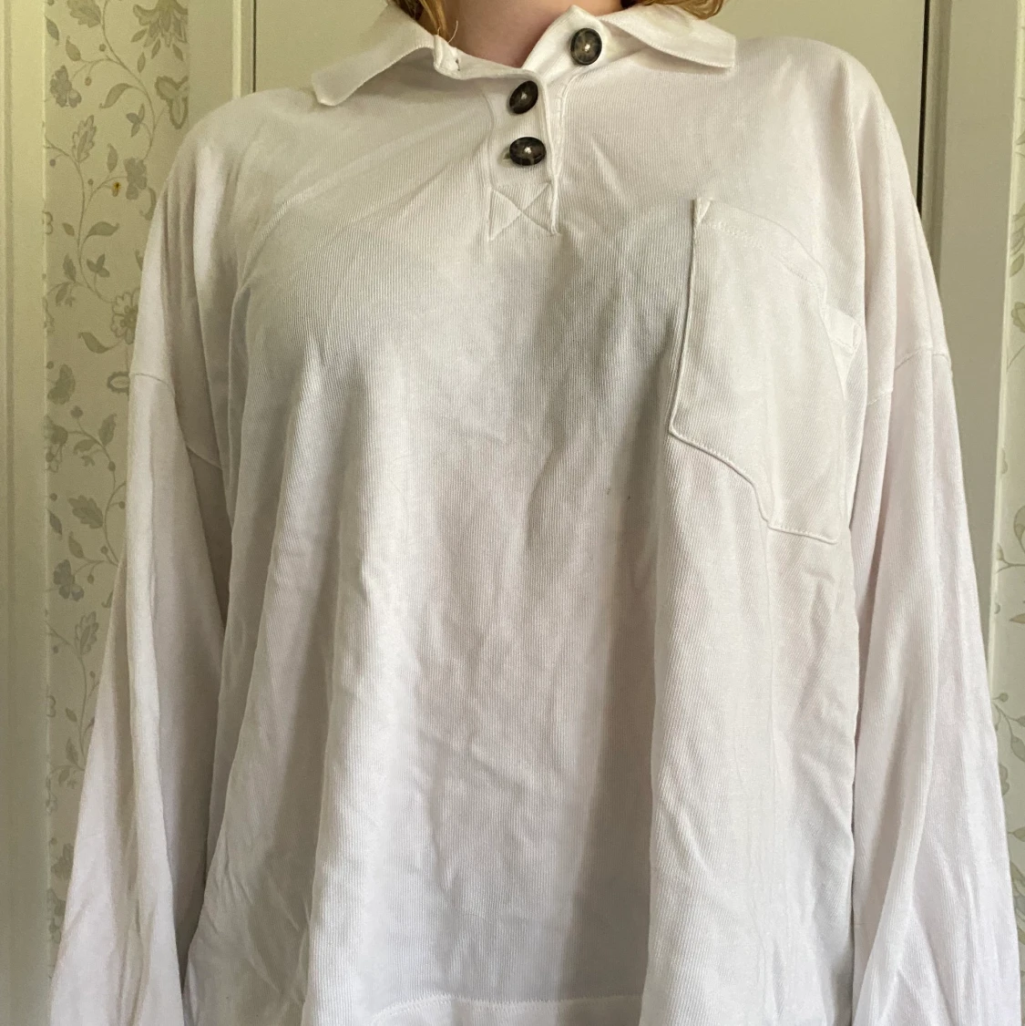 Vit sweatshirt med knappar