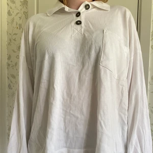 Vit sweatshirt med knappar - Nästan oanvänd vit sweatshirt med knappar från Monki i storlek L. Säljer för 70kr + frakt 🫶🏼