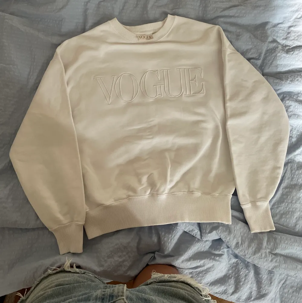 Säljer denna jättefina Vogue Sweatshirten i vitt. Älskar den och tycker den är så himla cool, men det är dags för den att fara vidare.💕 hör av dig om du har frågor eller vill ha fler bilder. Tröjor & Koftor.