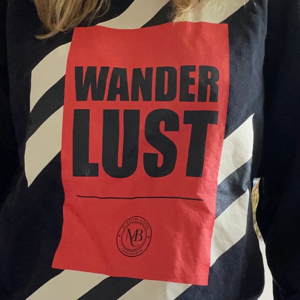 En oversize collage tröja från Malene Birger. Varit ett av mina favorit plagg i garderoben men är dax att den får en ny ägare🌺🤗. Tröjor & Koftor.