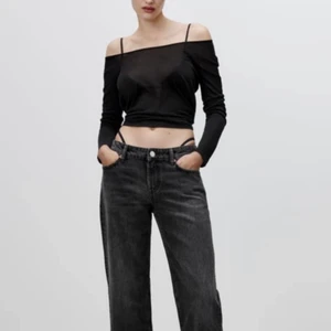 NYA LÅGMIDJADE JEANS - Nya jätte snygga lowaisted jeans som är nya ifrån zara är i storlek 38 men passar mig som brukar ha xs på byxor!! 