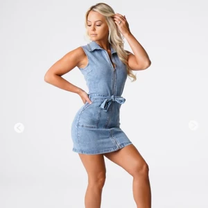 Tight Jeansklänning - Light Wash Sweet Surprise Denim Mini Dress  Ej använd - stretch -ngr liten i strl ord pris 450