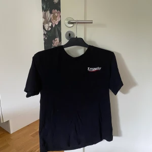 T-shirt  - T-shirt från Weekday. Storlek S-M. 40 kr + frakt💕