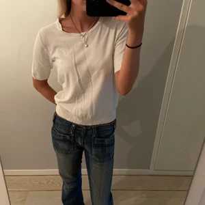 Vanlig vit stickad t-shirt - Vit stickad t-shirt🤍🤍 Storlek M men passar definitivt en Xs och S😊 Obs! Tryck INTE på köp direkt 