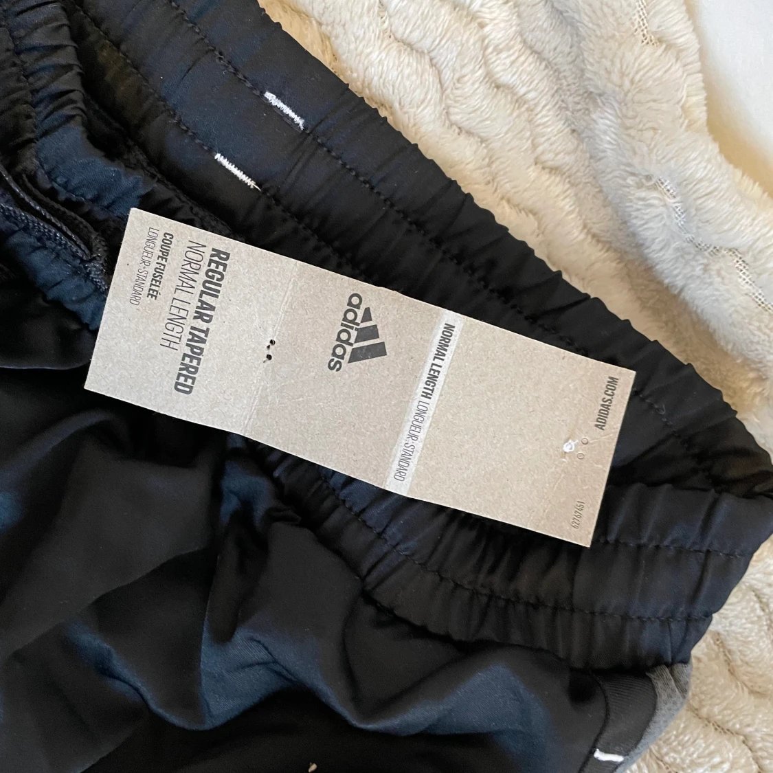 Oanvända adidas byxor storlek am - 91