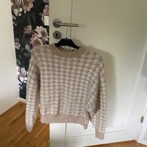 Stickad tröja  - Supermysig stickad tröja från H&M. Oklart vilken storlek, men passar mig som är en S-M. 50 kr + frakt💕