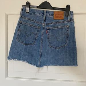 Jeanskjol - Säljer coolaste Levis jeanskjolen!! Storlek 25 och perfekt att ha nu till sommarn o hösten med en stickad tröja över😍Nypriset va 699kr men säljer endast för 110kr