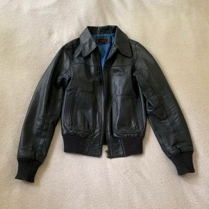 Skinnjacka - Svart skinnjacka (ser blåaktig ut på bilderna men är inte det irl) från märket Red Label, perfekt till hösten! 💘