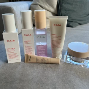 Caia sensitive serie☁️🤍 - Endast testad, ej använd mer än det! Kostar runt 1200kr att köpa. Säljer för 850kr Sminkbittagningen är pyttelite använd som bilden visar! 🫶🏼🤍 🚫ögonkräm, nattkräm och sminkborttagning är sålda🚫
