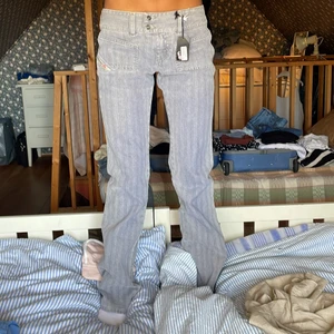 Diesel jeans strl.26 - INTRESSEKOLL På mina gråa lågmidjade Diesel jeans i modellen ”hush”, (Bootcut) stl 26✨ De är oanvända och nyskick med prislappen kvar. Nypris 1100,Köparen står för frakt. Om många är intresserade startas budgivning💕Somsagt är nt säker på om jag vill sälja