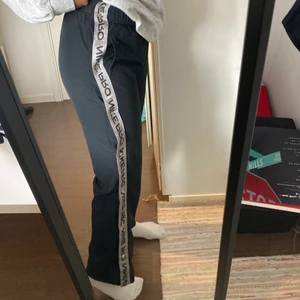 Nike byxor - Jättesnygga nike träningsbyxor! Bekväma och är i mycket bra skick! Byxorna har knappar på sidorna som går hela vägen ner