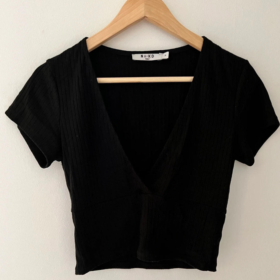 V-ringad, ribbad topp NA-KD