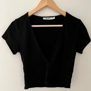 V-ringad, ribbad topp NA-KD - V-ringad, ribbad topp från NA-KD. Dam strl M. Nyskick.☺️