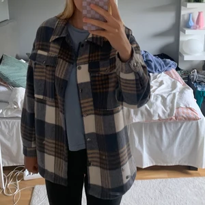 Rutig jacka - En fin rutig jacka från Vero Moda. Aldrig använd (prislapp kvar). Passar perfekt till hösten/våren! Köpt för 650kr