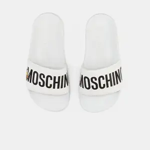 Säljer mina Moschino tofflor i storlek 38 då dom var för små för mig och kan inte skicka tillbaka dom. Aldrig använda. Jag köpte dom för 881kr. Kom med bud!!