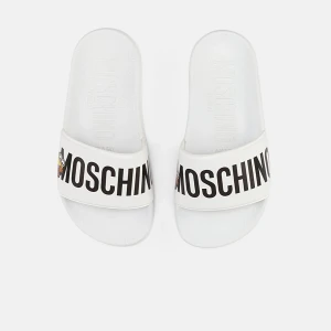 Moschino tofflor  - Säljer mina Moschino tofflor i storlek 38 då dom var för små för mig och kan inte skicka tillbaka dom. Aldrig använda. Jag köpte dom för 881kr. Kom med bud!!