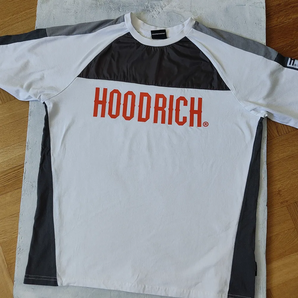 2 Helt nya hoodrick t shirts aldrig använda. Medium storlek. T-shirts.