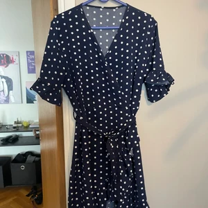 Blå söt prickig klänning - Jättefin blå klänning! Med väldigt fina volanger!! Använd ett fåtal gånger 