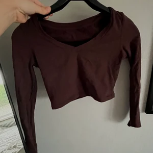 Brun långarmad topp.  - Säljer superfin brun långarmad topp. Inköpt från shien. Tröjan är i strl S och är knappt använd då jag tycker den sitter för tajt på mig. 
