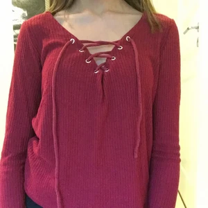 Röd tröja med snörning - Inga defekter<3